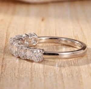 แหวนหมั้นเพชรทรงกลมและมรกต เพชรเลี้ยงในห้องปฏิบัติการ ทองคำแท้ 10K 14K 18K ดีไซน์เครื่องประดับชั้นดี รับรองโดย IGI สี DEF ความสะอาด VVS - Product Image 2