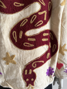 Veste en coton brodée vintage Suzani avec motifs serpent et floraux, manches longues, col rabattu, style bohème pour femme, printemps - Product Image 5