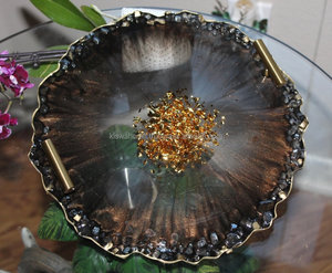 Plateau en résine noire fait main avec des paillettes dorées et sous-verres - Product Image 1