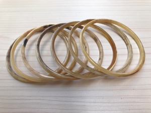 Bracelet en corne de buffle polie fait main pour femmes et filles avec fermoir élégant Belladec BI-WT977 - Product Image 1