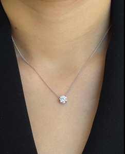 จี้เพชรทรงกลม 1 กะรัต เพชรเพาะเลี้ยงในห้องปฏิบัติการ ตัวเรือนทองคำแท้ 14k แบบหนามเตย พร้อมใบรับรอง IGI สร้อยคอแบบเลเยอร์ สำหรับผู้หญิง เครื่องประดับคุณภาพสูง - Product Image 5