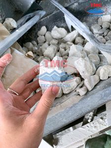 Cal de Vapores de Alta Reactividad en Grumos para Uso en Metalurgia, Minería y Química, con Granulometría de 0-2.5 cm y Grumos de 1-8 cm, TECHMICOM QUICKLIME - Product Image 2