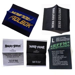 Étiquettes de vêtements personnalisées en satin autocollantes, directement de l'usine 2026, avec logo de marque et design personnalisé, étiquettes tissées pour sacs - Product Image 1