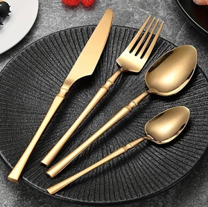Elegante Juego de Cubiertos en Tono Dorado con Mangos con Patrón Azul, Resistentes al Óxido, Vajilla para Bodas - Product Image 6