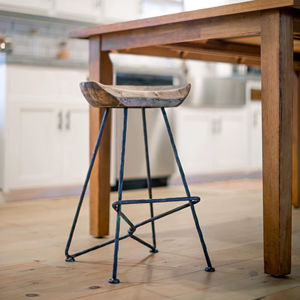 เก้าอี้บาร์เหล็กตีขึ้นรูปด้วยมือ งานแฮนด์เมด พร้อมเบาะไม้เนื้อแข็ง โครงเหล็กแข็งแรง ทนทาน เหมาะสำหรับเคาน์เตอร์ครัว คาเฟ่ - Product Image 1