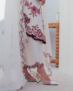 Kaftan blanc brodé long jusqu'au sol, motif floral rouge, tenue de mariage traditionnelle indienne et pakistanaise pour femmes, coupe ample, en soie ROMAN - Product Image 2