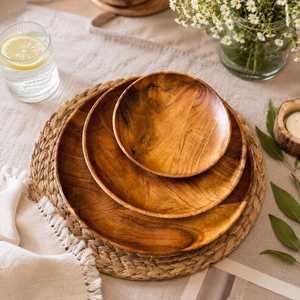 Ensemble de plats de service ronds en bois massif poli, faits à la main, style Wabi Sabi, pour la décoration de table à la maison - Product Image 1