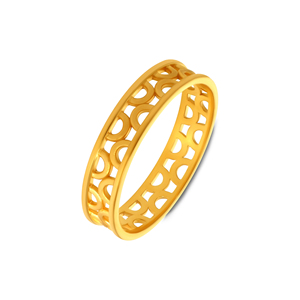 Elegante Anillo Dorado de Filigrana Calada con Intrincado Patrón de Luna Creciente y Banda Decorativa Ligera - Product Image 1