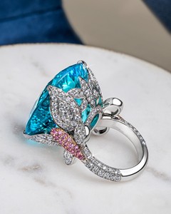 Bague de fiançailles pour femme en acier inoxydable plaqué platine, sertie d'un moissanite ovale bleu, motif floral ethnique incrusté et monture griffe - Product Image 3