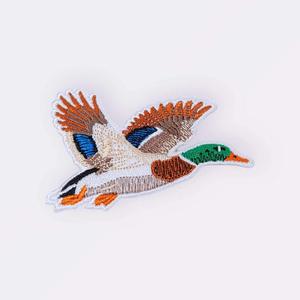 Les patchs brodés sur mesure sont conçus pour offrir l'aspect haut de gamme de la broderie directe avec des motifs. - Product Image 5