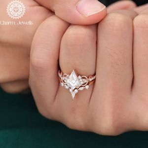 Bague de fiançailles en or rose avec moissanite taille coussin, sertie à griffes, design géométrique, style romantique pour femme, certifiée IGI - Charm_Jewells - Product Image 6