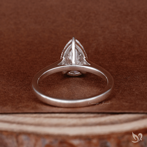 Anillo de compromiso de oro blanco de 10K con diamante de laboratorio talla pera y montura catedral en forma de lágrima - Product Image 3