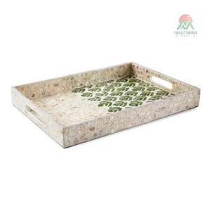 Plateau rectangulaire artisanal avec finition nacrée, incrustation en bois et poignées ; idéal pour servir du thé, du café, du petit-déjeuner, etc. - Product Image 1