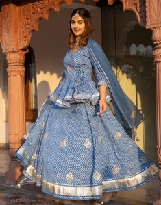 ชุดเลเฮนกาพร้อมผ้าคลุมไหล่ KV Blue Lehriya (ชุด 3 ชิ้น) - Product Image 1