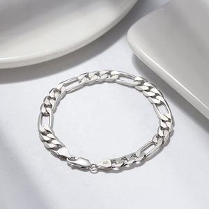 Pulsera de Eslabones Figaro con Corte de Diamante, Plata de Ley con Acabado Dorado, Joyería Elegante Unisex para la Muñeca, Colección de Moda Premium - Product Image 3