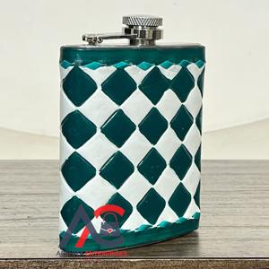 Elegante Botella de Bolsillo de Cuero Vacuno Genuino a Cuadros, Portátil, Personalizable, en Varios Colores, Cómoda Botella para Alcohol - Product Image 1