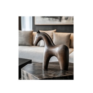 Escultura de madera con artesanía detallada para decoración del hogar, decoración interior, estilo artesanal tradicional. - Product Image 1