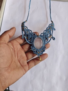 Collier en macramé marron fait main avec cabochon ovale en sélénite blanche et perle dorée, bijoux bohèmes pour femmes HARI OM CREATIONS IGI - Product Image 3