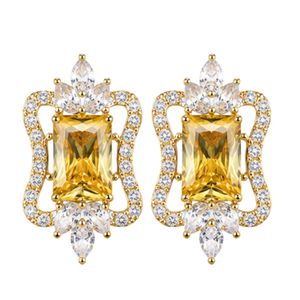 Pendientes de lujo con diamantes talla esmeralda y halo en oro amarillo de 18 quilates, con detalles florales de inspiración vintage y brillo radiante. - Product Image 1