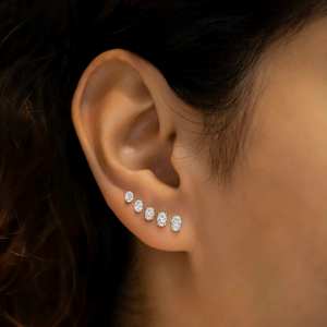 Boucles d'oreilles clous ovales en diamant de laboratoire AMBER JEWELS de qualité supérieure, D VS1, quatre griffes, or 14K plaqué rhodium, bijoux fins classiques IGI - Product Image 3