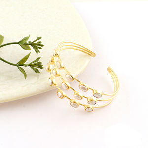 Bracelet manchette plaqué or artisanal avec pierres de perles pour femmes bijoux de style bohème - Product Image 3