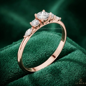 Bague de fiançailles de luxe en or massif 14 carats, sertie de diamants de laboratoire multi-pierres, avec un centre brillant rond, des accents marquise et finition polie. - Product Image 5