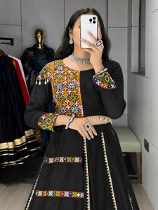 Ensemble Lehenga Choli pour femme en rayonne et coton violet, avec broderies et travail de miroirs Gamthi, longueur ras du sol, séchage rapide, vêtement traditionnel indien - Product Image 3