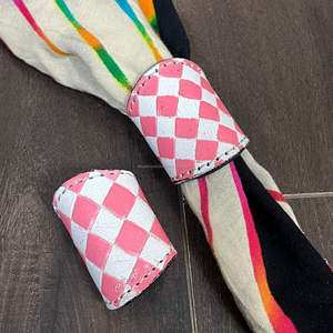 Anneau de bandana en cuir façonné à la main de style western, porte-écharpe à motif damier, design durable, manchette de bandana pour style cowboy et cowgirl - Product Image 4