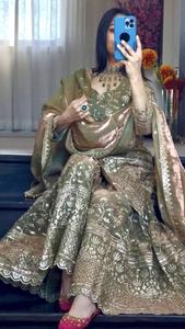 Conjunto Elegante para Ocasiones Especiales con Tela de Seda Tipo Gimnasio, Bordado Intenso y Lentejuelas, Top, Pantalón y Dupatta, Completamente Cosido, Listo para Usar - Product Image 4