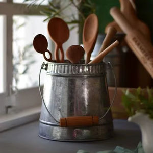 Portacubiertos metálico industrial para cocina urbana que realza el aspecto y la resistencia del metal en bruto - Product Image 1