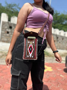 Nuevo Western Tooled Jacquard cuero teléfono Crossbody Sling monederos Vintage Multi Azteca tela único acolchado pequeño muñequera monederos - Product Image 4