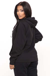Sweat à capuche en molleton noir pour femme, coupe décontractée, épaules tombantes, 100 % coton premium, style streetwear, idéal pour l'hiver - Product Image 3