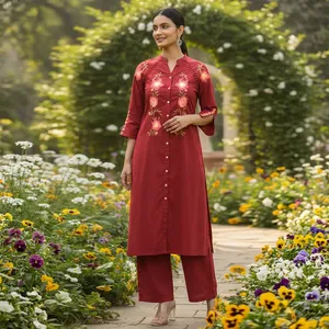 Ensemble Kurta en coton brodé rouge pour femmes avec travail floral à la main, manches trois quarts, col mandarin, longueur cheville, tenue décontractée - Product Image 5