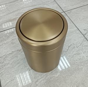 Cubo de Basura Metálico Dorado Mate Minimalista con Tapa, Apto para Baño, Dormitorio, Oficina y Decoración de Hogar de Lujo, Venta al por Mayor desde India - Product Image 3