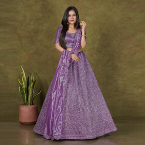 ชุดเลเฮนกาโชลีผ้าทวิลเน็ต พร้อมเสื้อปักลายละเอียดแบบมีโครงสร้าง กระโปรงทรงบาน และผ้าคลุมไหล่แบบมันเงา ดีไซน์ทันสมัย - Product Image 1