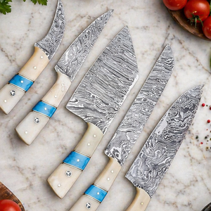 UMAR FAROOQ Juego de Cuchillos de Chef de Cinco Piezas Hechos a Mano con Hojas Afiladas de Acero de Damasco y Mango de Hueso, con Fundas de Cuero - Product Image 3