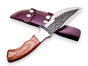 Couteau de chasse et de camping Nordic Forge 1095 en acier, modèle Tracker, avec étui, fabrication artisanale, lame pleine longueur, manche en bois Pakka - Product Image 4
