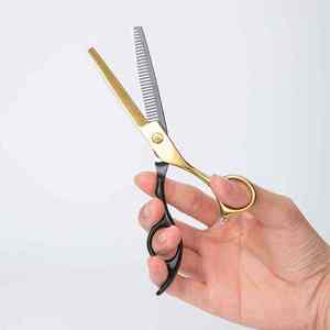 Juego de Tijeras de Peluquería Ovexa de Acero Inoxidable Quirúrgico de 6'' para Cortar el Cabello y Pestañas, Duraderas, Agarre Perfecto, Incluye Bolsa - Product Image 4