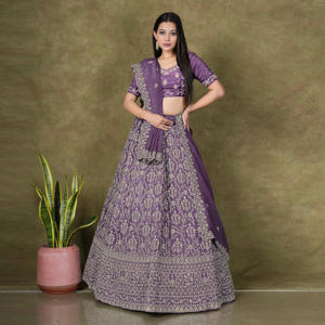 Lehenga Choli en soie croquante avec broderie Zari dense, bordure Grand Heritage, chemisier structuré et dupatta pour célébrations nuptiales - Product Image 1