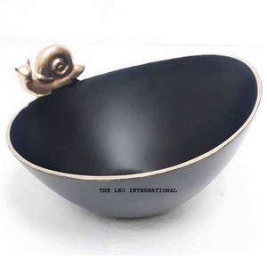 Bol ovale en métal de qualité supérieure, couleur noire, revêtement poudré, avec motif d'escargots dorés, bols très demandés au prix le plus bas - Product Image 1