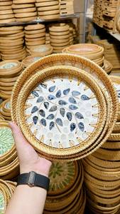 Bandeja Individual Multifuncional Ecológica con Incrustaciones de Concha de Capiz y Perla Madre, Tejida a Mano con Diseño de Flor Verde, 35cm X 35cm X 4cm - Product Image 4