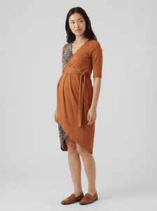 Robe de maternité et d'allaitement Bmama marron léopard avec boutons dissimulés, accès facile à l'allaitement, col en V profond, robe midi côtelée – Vente en gros - Product Image 3
