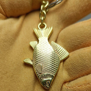 Porte-clés vintage en laiton en forme de poisson, fait main, en métal, décoratif, nautique, cadeau souvenir, accessoire - Product Image 2