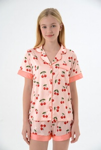 Conjunto de pijama rosa suave para mujer con camiseta de manga corta con botones y pantalones a juego, ideal para un descanso cómodo. - Product Image 4