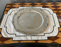 Assiette de service élégante en métal argenté pour la décoration de table, plateau de service haut de gamme pour mariages et événements, vaisselle
