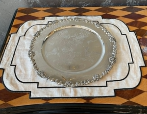 Assiette de service élégante en métal argenté pour la décoration de table, plateau de service haut de gamme pour mariages et événements, vaisselle - Product Image 2