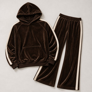 Ensembles de mode Y2K rétro en velours pour hommes : sweats à capuche marron oversize en velours de luxe et pantalons de survêtement évasés à rayures contrastées personnalisées - Product Image 5
