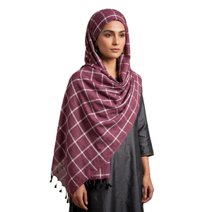 Foulard Hijab à Carreaux en Polypropylène pour Femme, Long et Léger, Violet avec Pompons, Usage Quotidien, Fournisseur OEM en Gros - Product Image 2