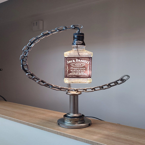 Support de table en métal rustique en forme de fer à cheval, pour une bouteille et deux verres à vin, disponible à prix de gros. - Product Image 6