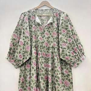 Vestido Midi Estampado Hecho a Mano que Combina Estilo y Comodidad, Corte Debajo de la Rodilla, Ofrece una Combinación Equilibrada de Sofisticación - Product Image 4